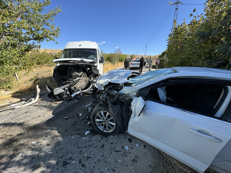 Otomobil ile öğrenci servisi çarpıştı: 2'si ağır 4 yaralı